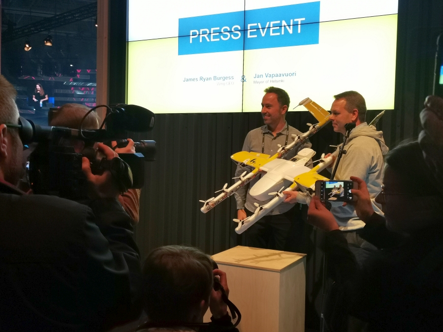 Wing´i CEO ja Helsingi linnapea koos kohaletoimetamise drooniga.