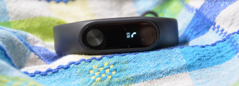 Xiaomi Mi Band 2 näitab helistaja nime.