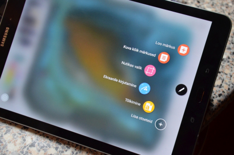 Samsung Galaxy Tab S3 on koos puutepliiatsiga.