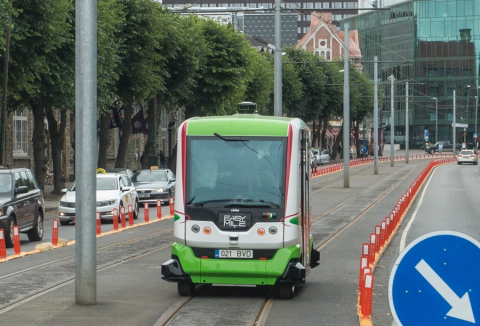 Isejuhtivad bussid Mere puiesteel.