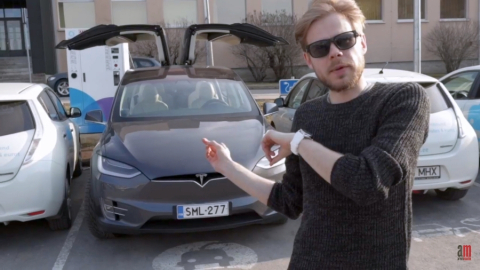 AM-i eksperiment Tesla Model X-iga. Kaader videost