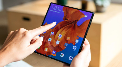 Huawei mate X kokkumurtava ekraaniga nutiseade.