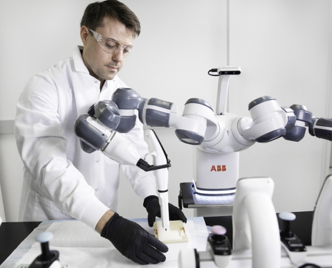 ABB laborirobot töös.